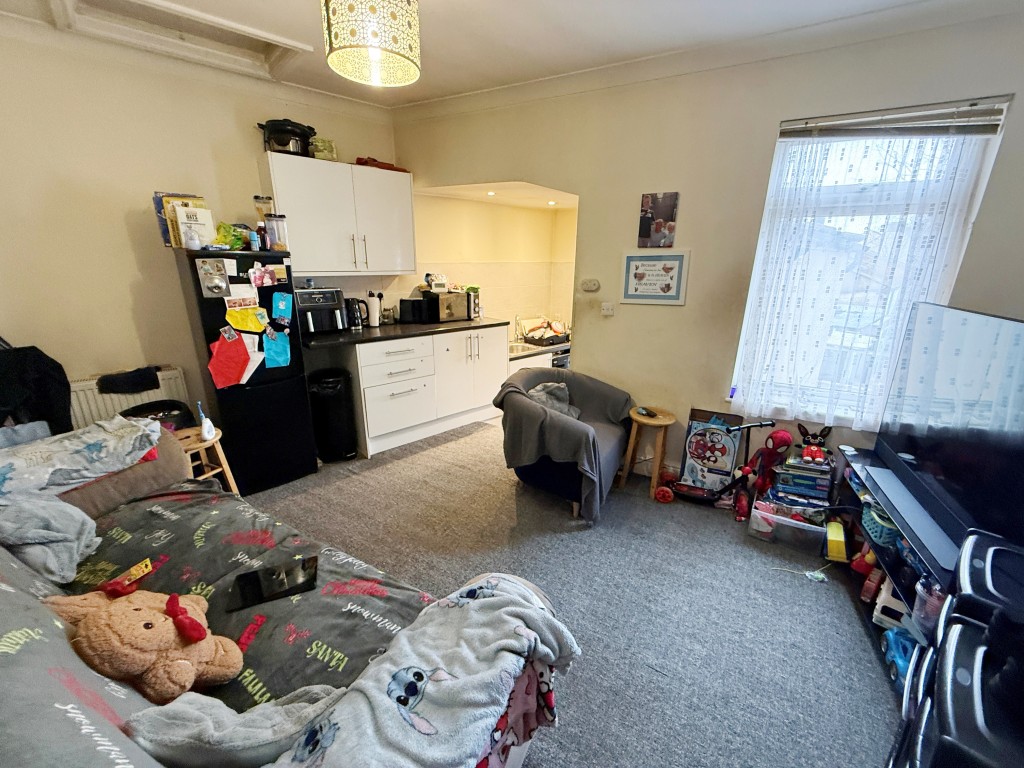 Lot: 121 - PAIR OF FLATS WITH PART VACANT POSSESSION - Living room with kitchen